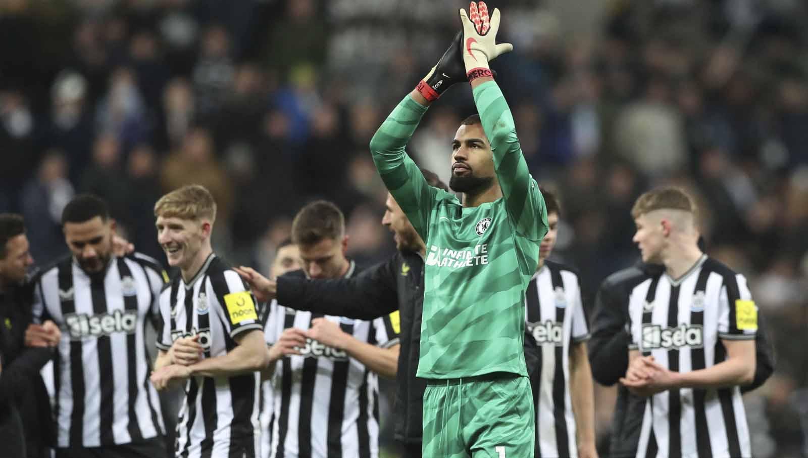 Kiper Chelsea Robert Sanchez saat menyapa para fansnya usai pertandingan pada laga Liga Primer Inggris, Sabtu (25/11/23). (Foto: REUTERS/Scott Heppell)