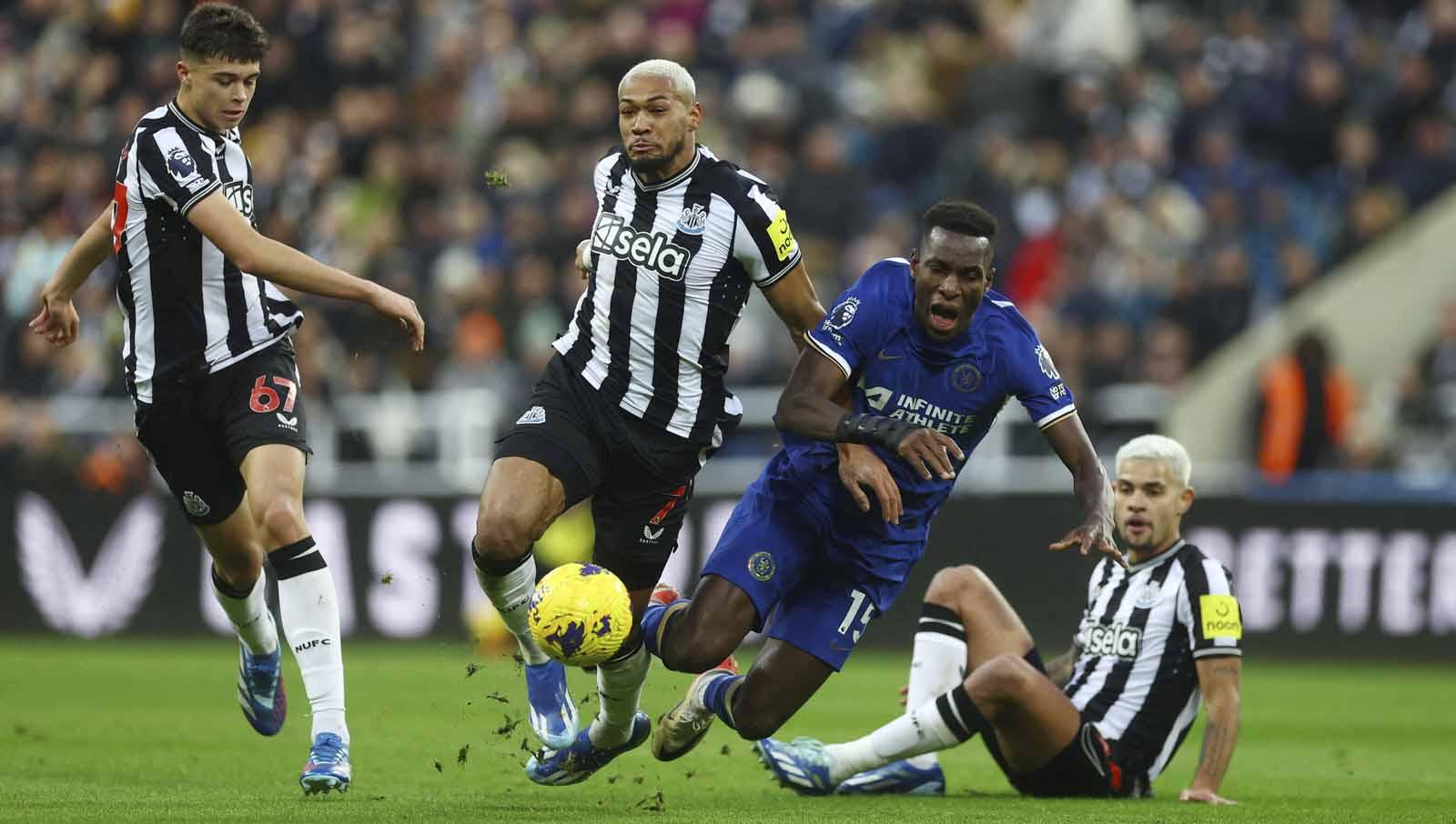 Nicolas Jackson mendapat penjagaan ketat dari Lewis Miley dan Joelinton pada laga Liga Primer Inggris, Sabtu (25/11/23). (Foto: Reuters/Lee Smith)