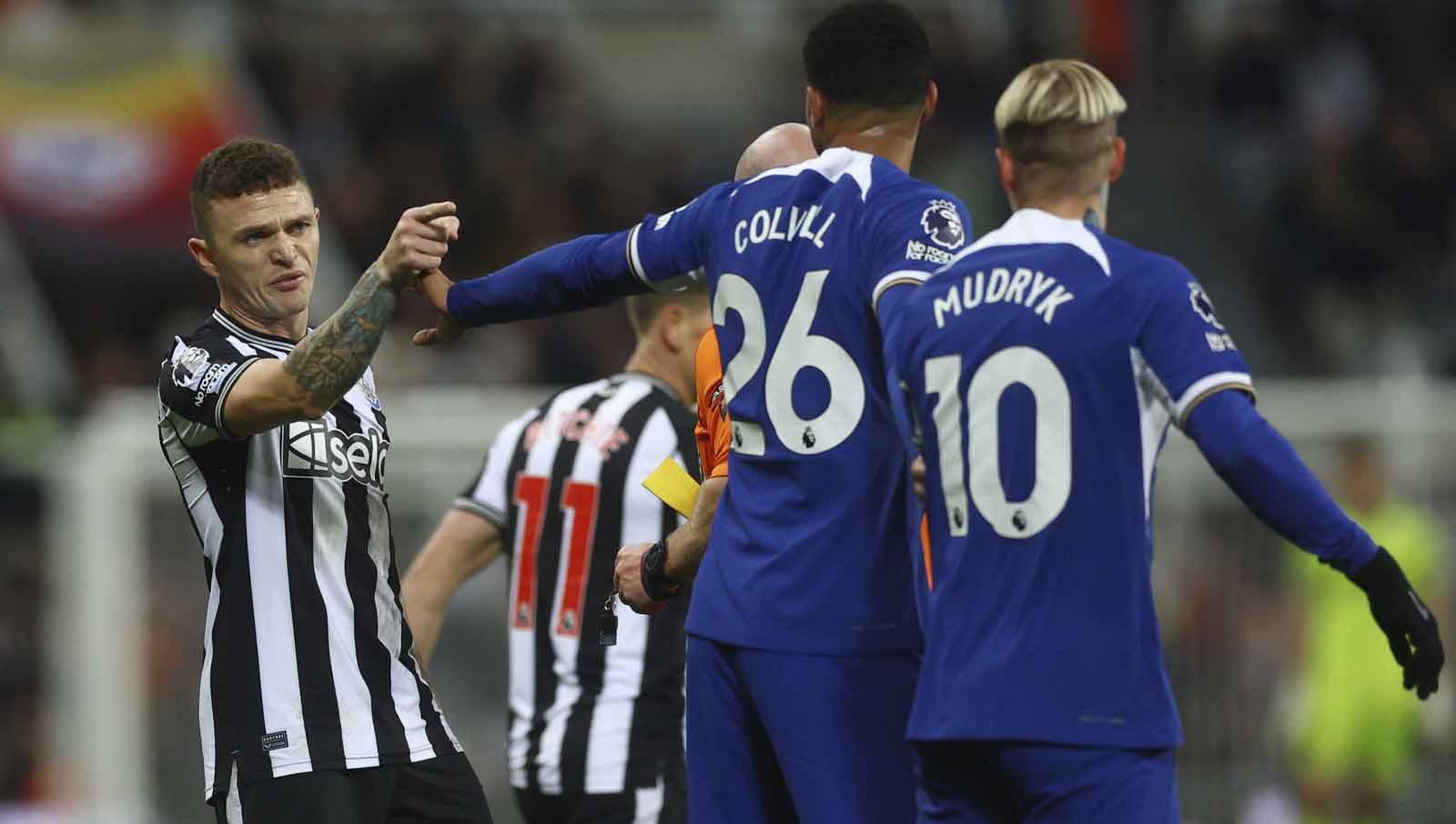 Kieran Trippier saat bersitegang dengan Mykhailo Mudryk dan Levi Colwill pada laga Liga Primer Inggris, Sabtu (25/11/23). (Foto: Reuters/Lee Smith)