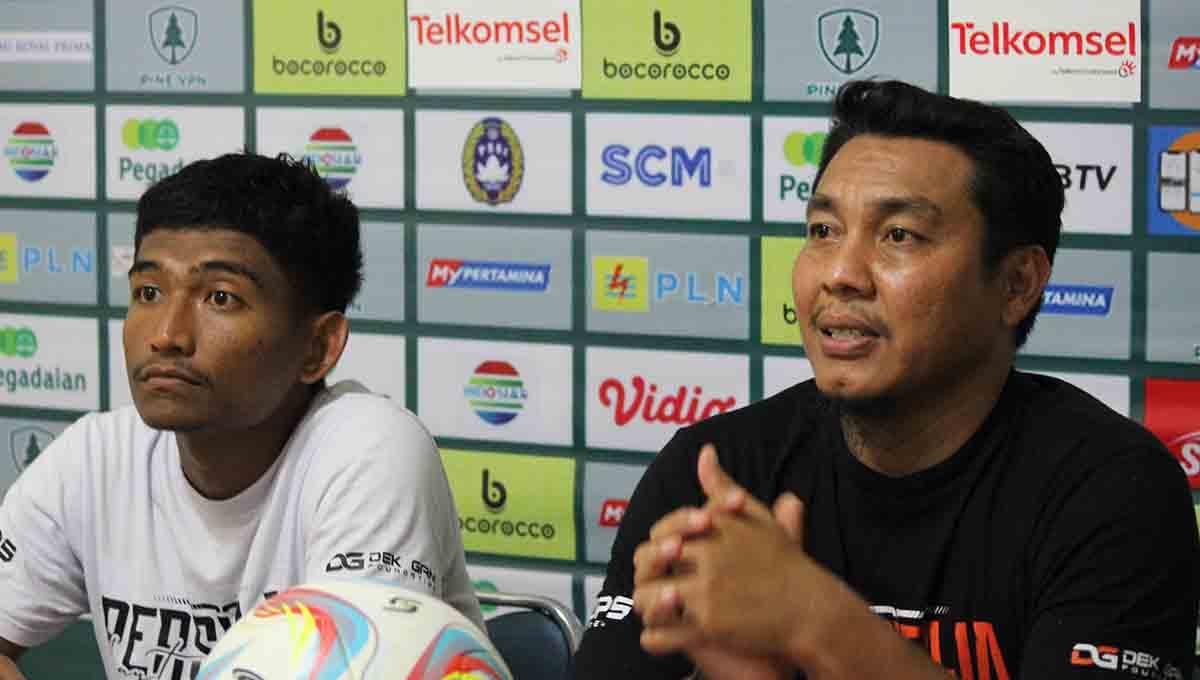 Pelatih Kepala Persiraja Banda Aceh, Achmad Zulkifli (kanan), bersama pemainnya, Khairil Anwar (kiri).