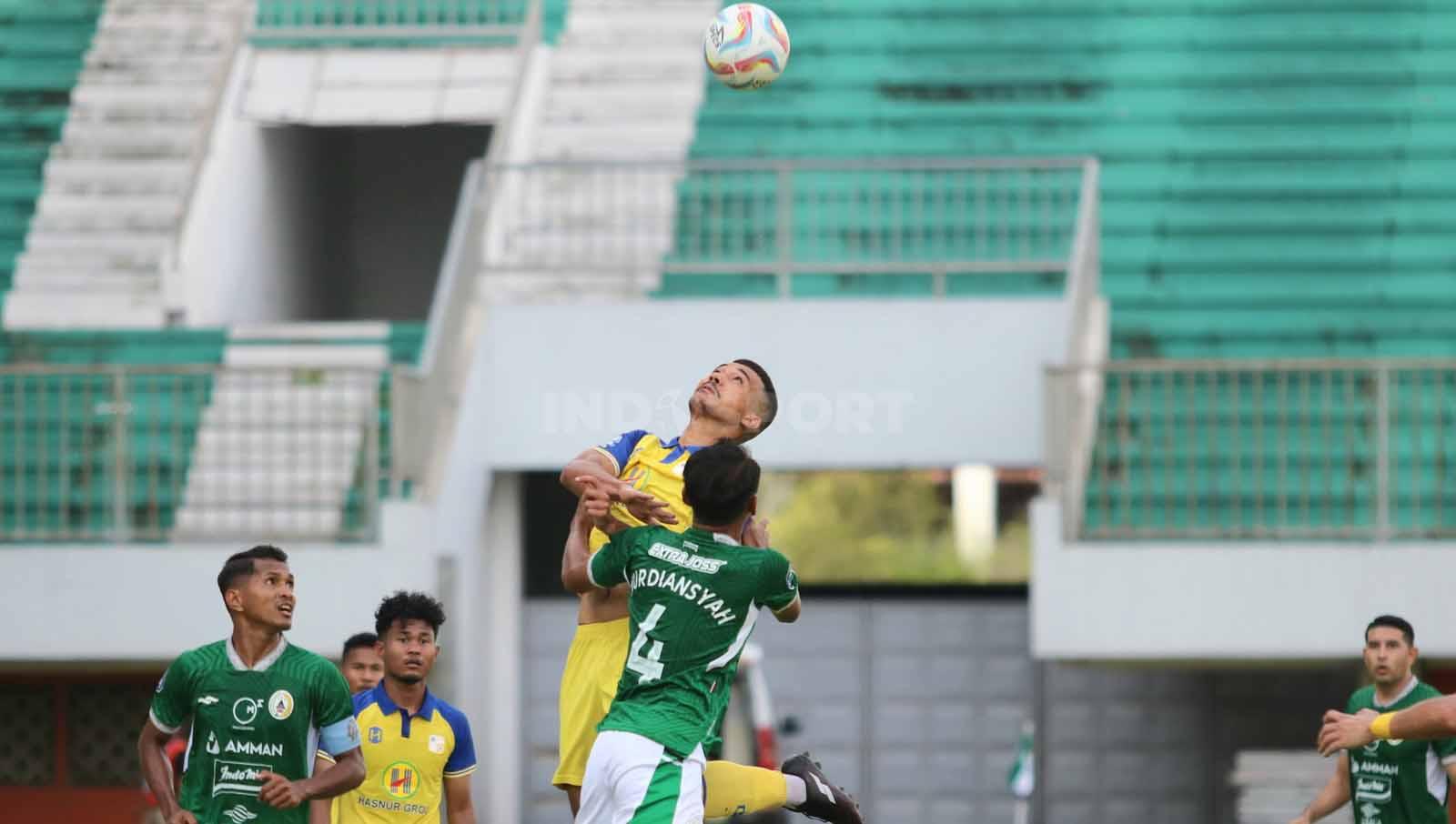 Duel udara bek PSS Sleman, Nur Diansyah, dengan striker Barito Putera, Gustavo Tocantins, dalam laga pekan ke-20 Liga 1 2023-2024 di Stadion Maguwoharjo Sleman, Minggu (26/11/23). (Foto: Nofik Lukman Hakim/INDOSPORT)