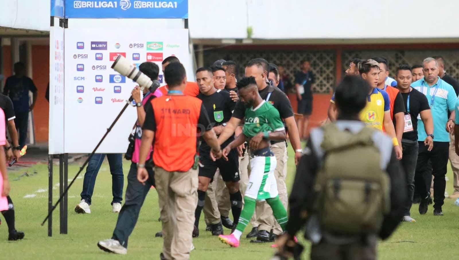 Para wasit mendapat pengawalan ketat dari keamanan internal usai  pertandingan pekan ke-20 Liga 1 2023-2024 di Stadion Maguwoharjo Sleman, Minggu (26/11/23). (Foto: Nofik Lukman Hakim/INDOSPORT)