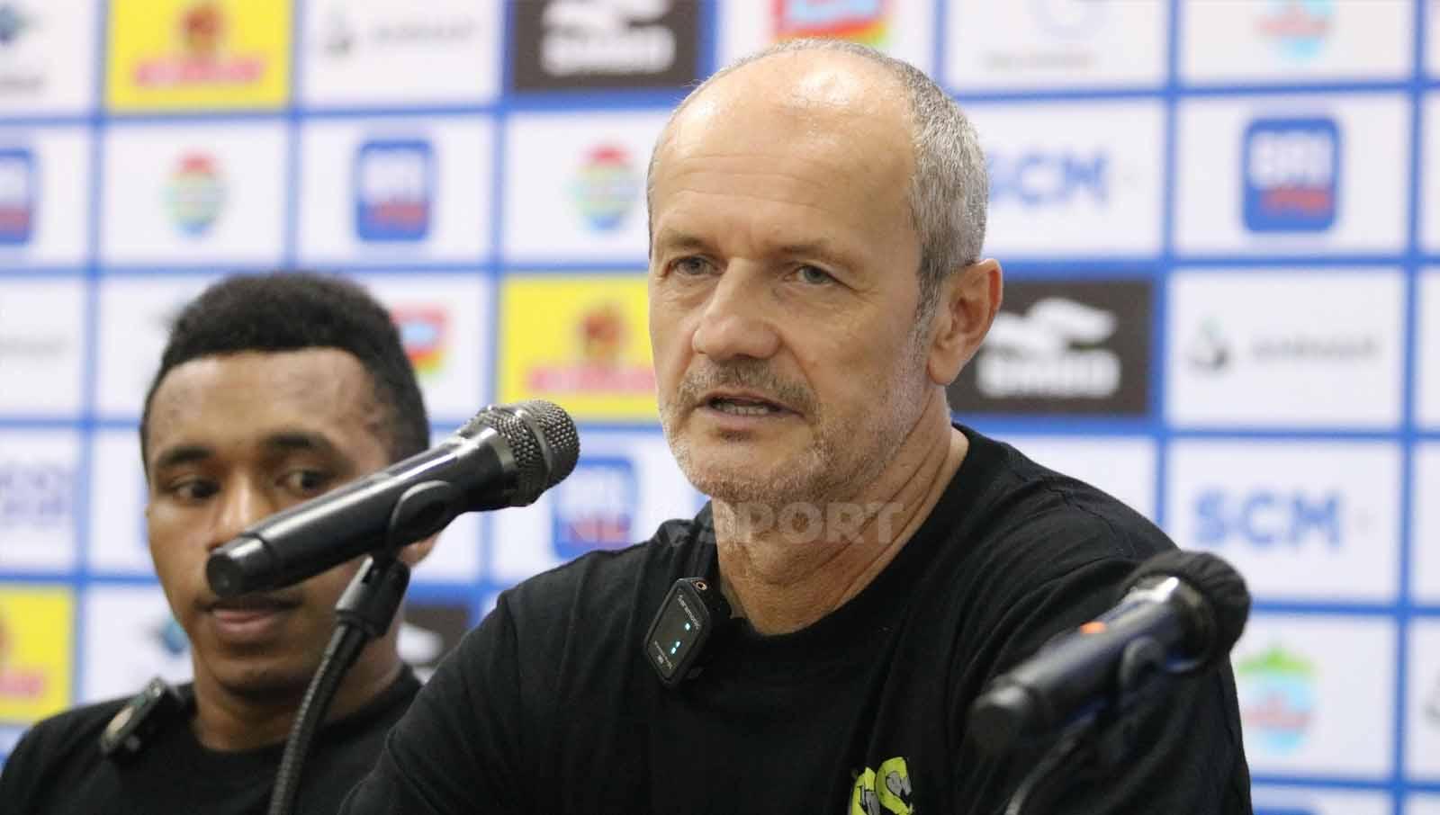 Pelatih PSS Sleman, Risto Vidakovic. (Foto: Nofik Lukman Hakim/INDOSPORT)