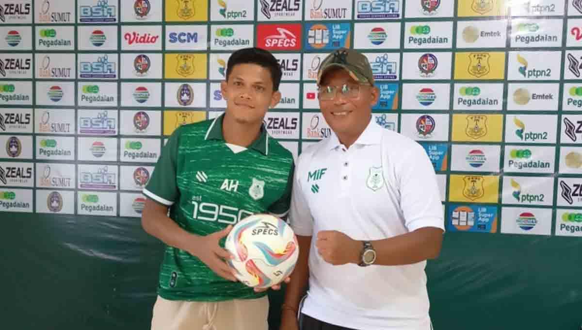 Pelatih PSMS Medan, Miftahudin Mukson (kanan), bersama pemainnya, Aziz Hutagalung (kiri).