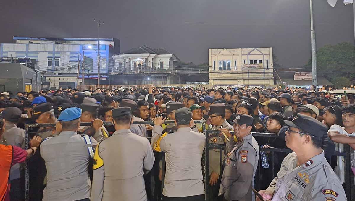 Polisi sedang melakukan penjagaan terhadap ratusan suporter Persib di depan Indomilk arena.