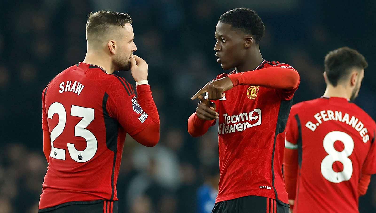 Kobbie Mainoo melakuakn blokade dari tendangan Jack Harrison di laga Everton vs Manchester United Liga Primer Inggris, Minggu (26/11/23). (Foto: REUTERS/Molly Darlington)