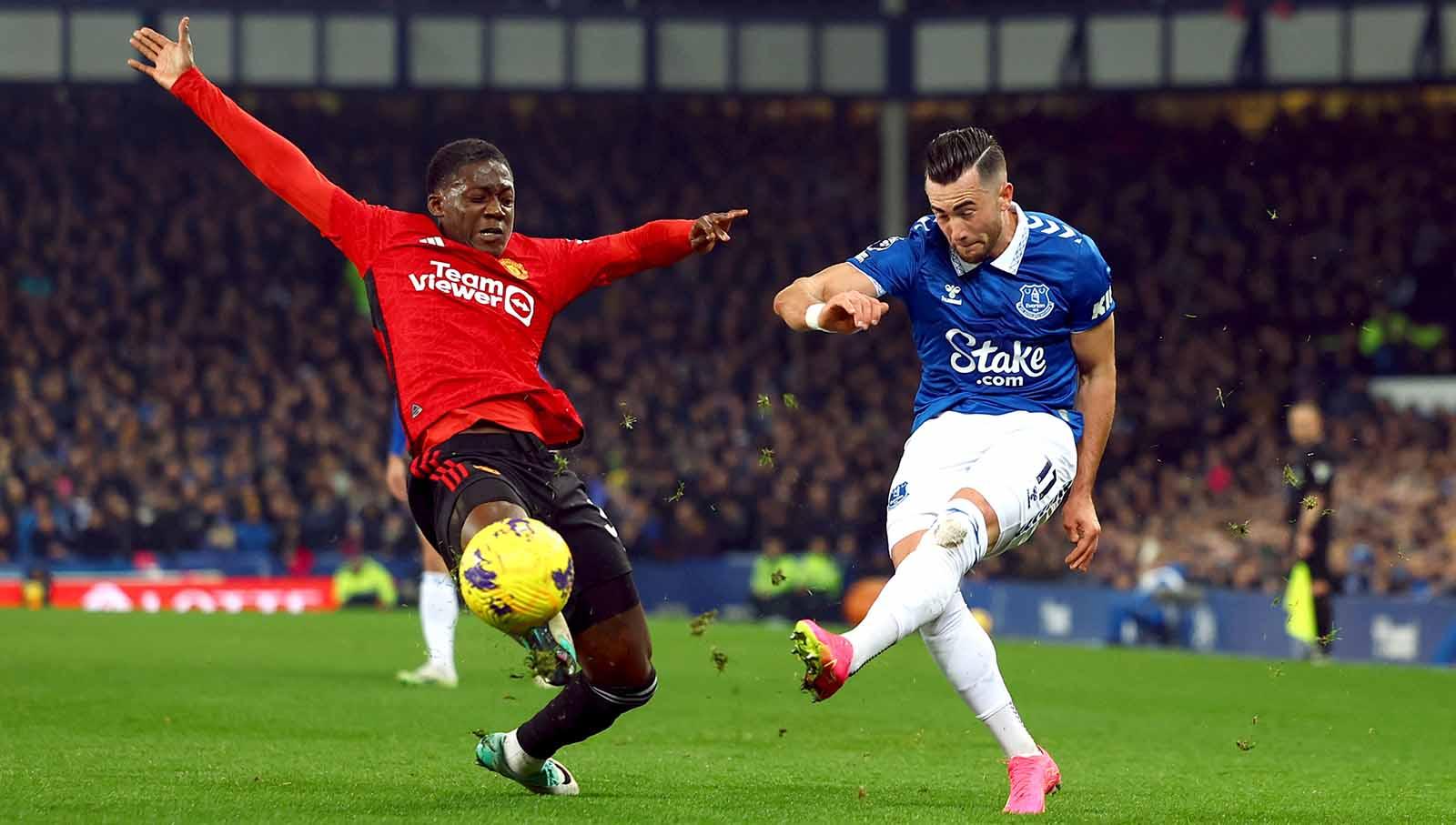 Kobbie Mainoo dan Luke Shaw di laga Everton vs Manchester United Liga Primer Inggris, Minggu (26/11/23). (Foto: REUTERS/Jason Cairnduff)