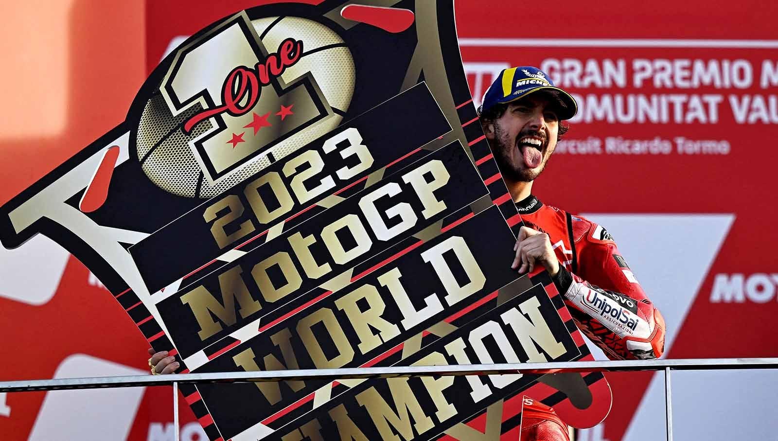 Francesco Bagnaia merayakan di podium usai memenangkan Kejuaraan Dunia MotoGP Valencia 2023. (Foto: REUTERS/Pablo Morano)