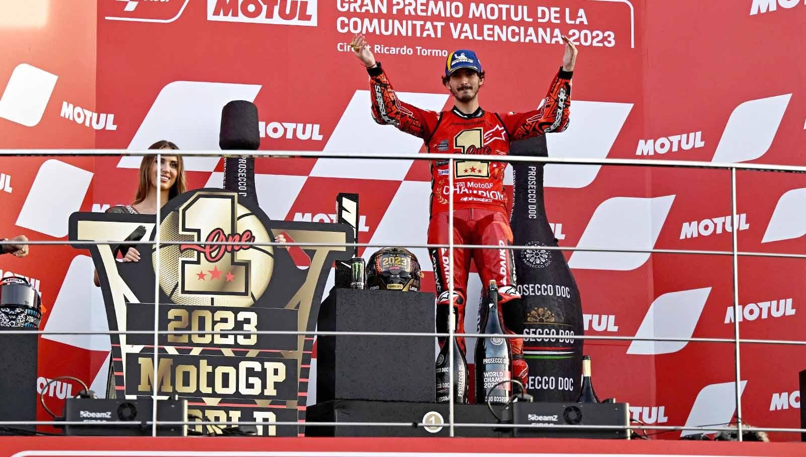 Francesco Bagnaia merayakan di podium usai memenangkan balapan Kejuaraan Dunia MotoGP di Sirkuit Recardo Tormo, Valencia, Spanyol, Minggu (26/11/23). (Foto: REUTERS/Pablo Morano)