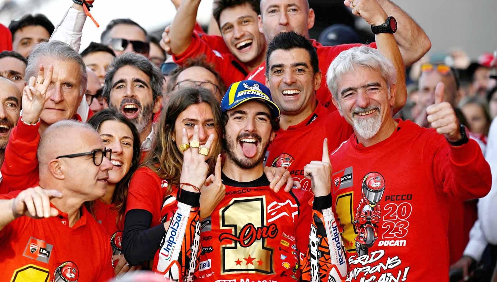 Francesco Bagnaia dan Luigi Dall’Igna bersama anggota tim merayakannya usai memenangkan Kejuaraan Dunia MotoGP di Sirkuit Recardo Tormo, Valencia, Spanyol, Minggu (26/11/23). (Foto: REUTERS/Pablo Morano)