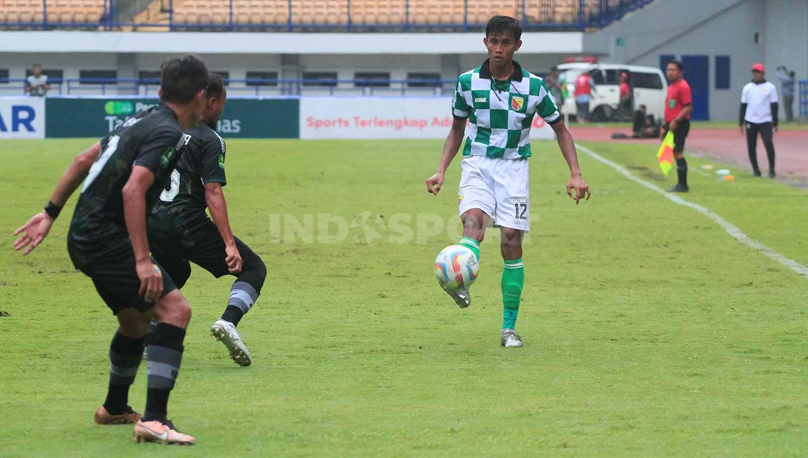 Bek Persikab Bandung, Indra Lesmana menguasai bola saat menghadapi PSKC Cimahi pada pertandingan pekan ke-11 Liga 2 2023-2024 di Stadion GBLA, Kota Bandung, Minggu (26/11/23). (Foto: Arif Rahman/INDOSPORT)