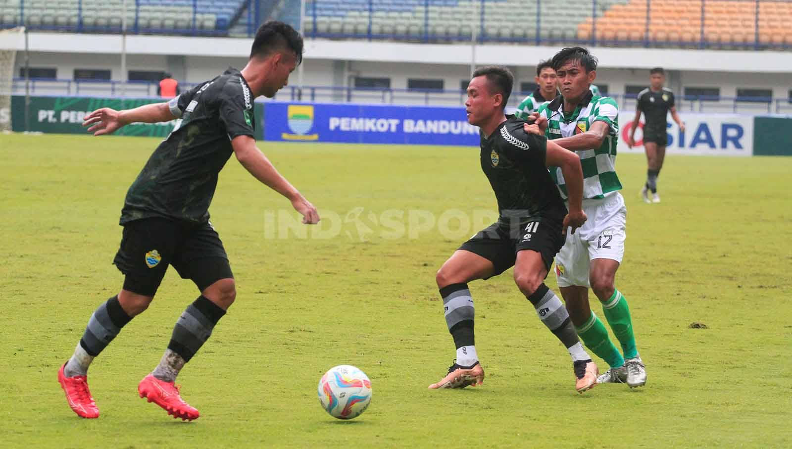 Pemain PSKC Cimahi, Slamet Budiono menutup pergerakan bek Persikab Bandung, Indra Lesmana pada pertandingan pekan ke-11 Liga 2 2023-2024 di Stadion GBLA, Kota Bandung, Minggu (26/11/23). (Foto: Arif Rahman/INDOSPORT)