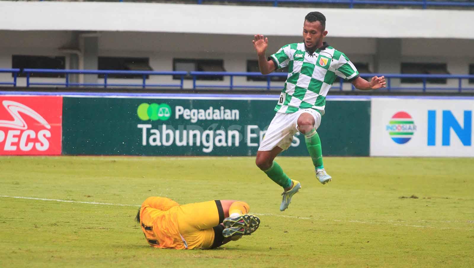 Gelandang Persikab Bandung, Samsudin menghindari benturan dengan kiper PSKC Cimahi pada pertandingan pekan ke-11 Liga 2 2023-2024 di Stadion GBLA, Kota Bandung, Minggu (26/11/23). (Foto: Arif Rahman/INDOSPORT)