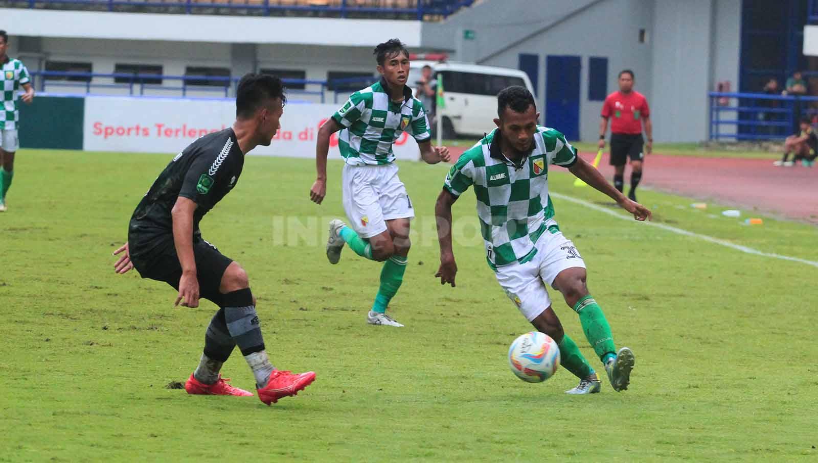 Gelandang Persikab Bandung, Samsudin mendapatkan pengawalan dari pemain PSKC Cimahi pada pertandingan pekan ke-11 Liga 2 2023-2024 di Stadion GBLA, Kota Bandung, Minggu (26/11/23). (Foto: Arif Rahman/INDOSPORT)