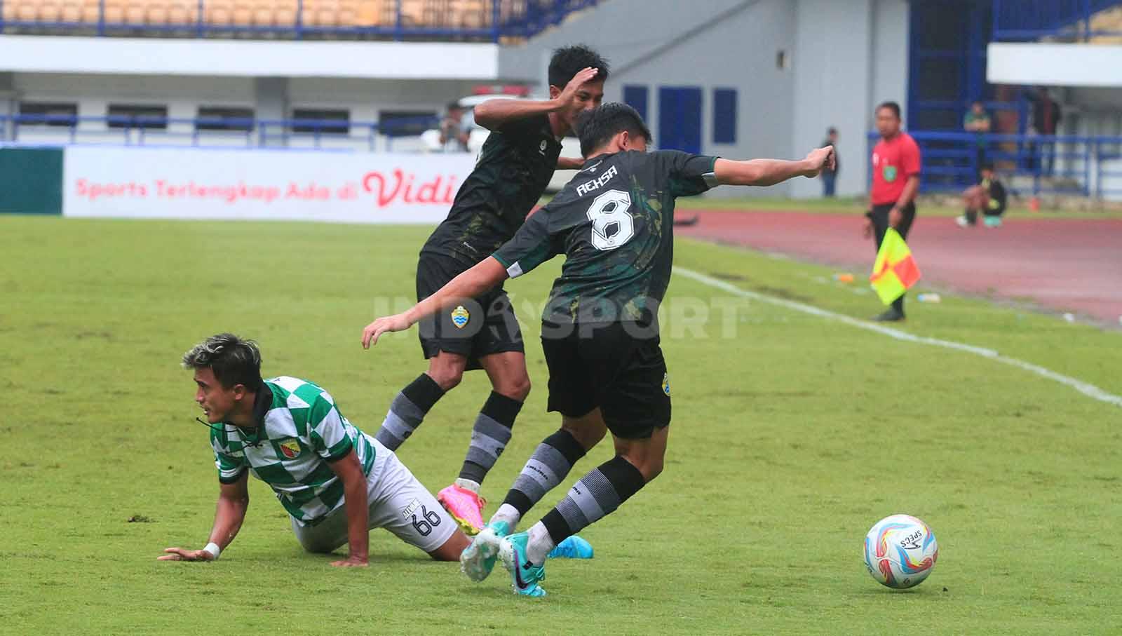 Winger Persikab Bandung, Gufroni Al Maruf dijegal dua pemain PSKC Cimahi pada pertandingan pekan ke-11 Liga 2 2023-2024 di Stadion GBLA, Kota Bandung, Minggu (26/11/23). (Foto: Arif Rahman/INDOSPORT)