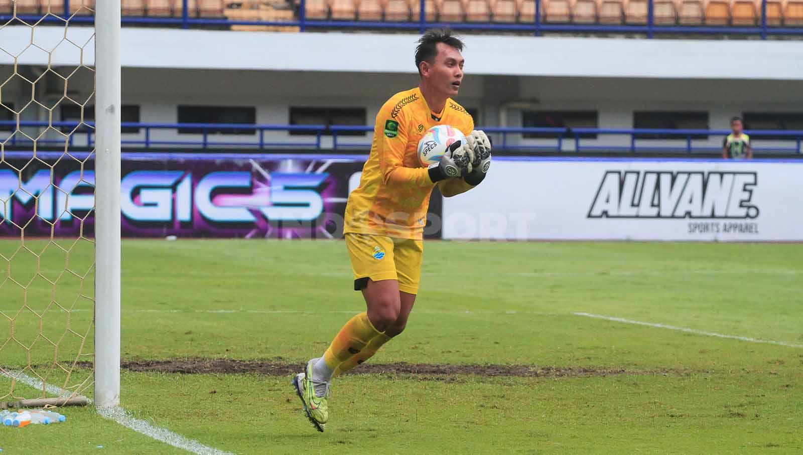 Penjaga gawang PSKC Cimahi, Fajar Setya mengamankan bola saat menghadapi Persikab Bandung pada pertandingan pekan ke-11 Liga 2 2023-2024 di Stadion GBLA, Kota Bandung, Minggu (26/11/23). (Foto: Arif Rahman/INDOSPORT)