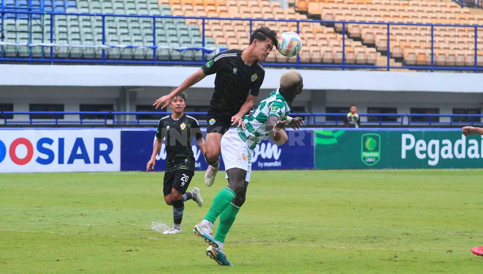 Striker Persikab Bandung, Sekou Sylla berebut bola dengan pemain PSKC Cimahi pada pertandingan pekan ke-11 Liga 2 2023-2024 di Stadion GBLA, Kota Bandung, Minggu (26/11/23). (Foto: Arif Rahman/INDOSPORT)