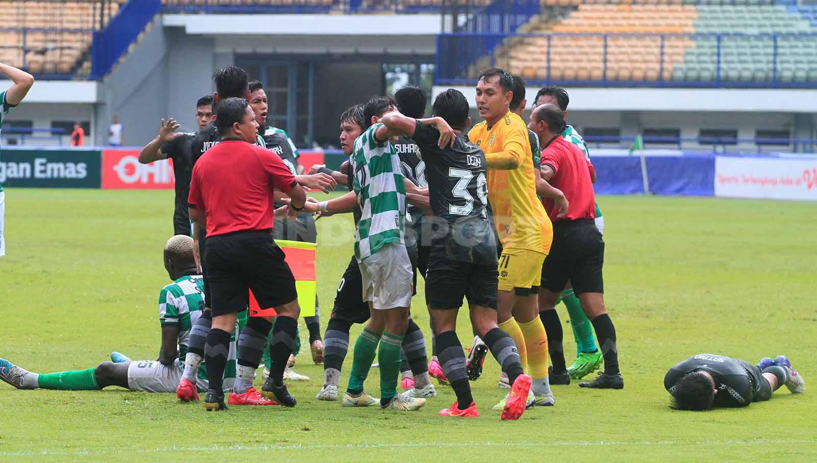 Keributan terjadi antara pemain Persikab Bandung dan PSKC Cimahi, yang membuat wasit mengeluarkan kartu merah untuk dua pemain, Didik Ariyanto dan Dedi Irwandi, pada laga pekan ke-11 Liga 2 2023-2024 di Stadion GBLA, Minggu (26/11/23). (Foto: Arif Rahman/INDOSPORT)