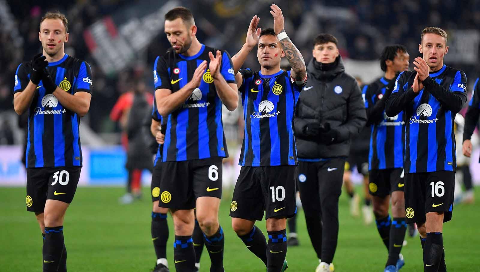 Carlos Augusto, Stefan de Vrij, Lautaro Martinez dan Davide Frattesi memberikan tepuk tangan kepada para suporter Inter Milan pada laga Serie A Italia di Stadion Allianz, Italia, Minggu (26/11/23). (Foto: REUTERS/Massimo Pinca)