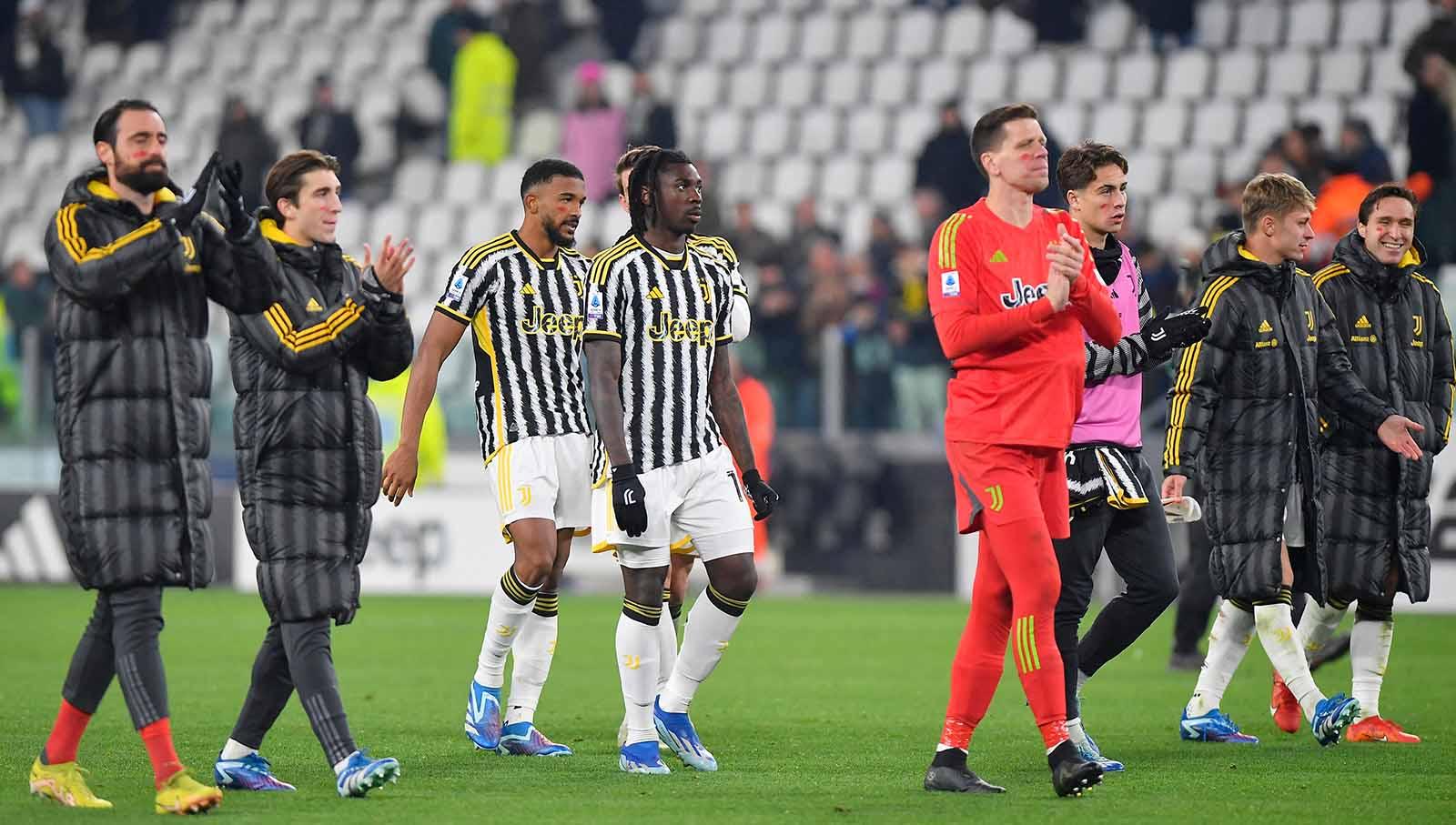 Moise Kean dan Wojciech Szczesny memberikan tepuk tangan kepada Fans usai pertandingan pada laga Serie A Italia di Stadion Allianz, Italia, Minggu (26/11/23). (Foto: REUTERS/Massimo Pinca)