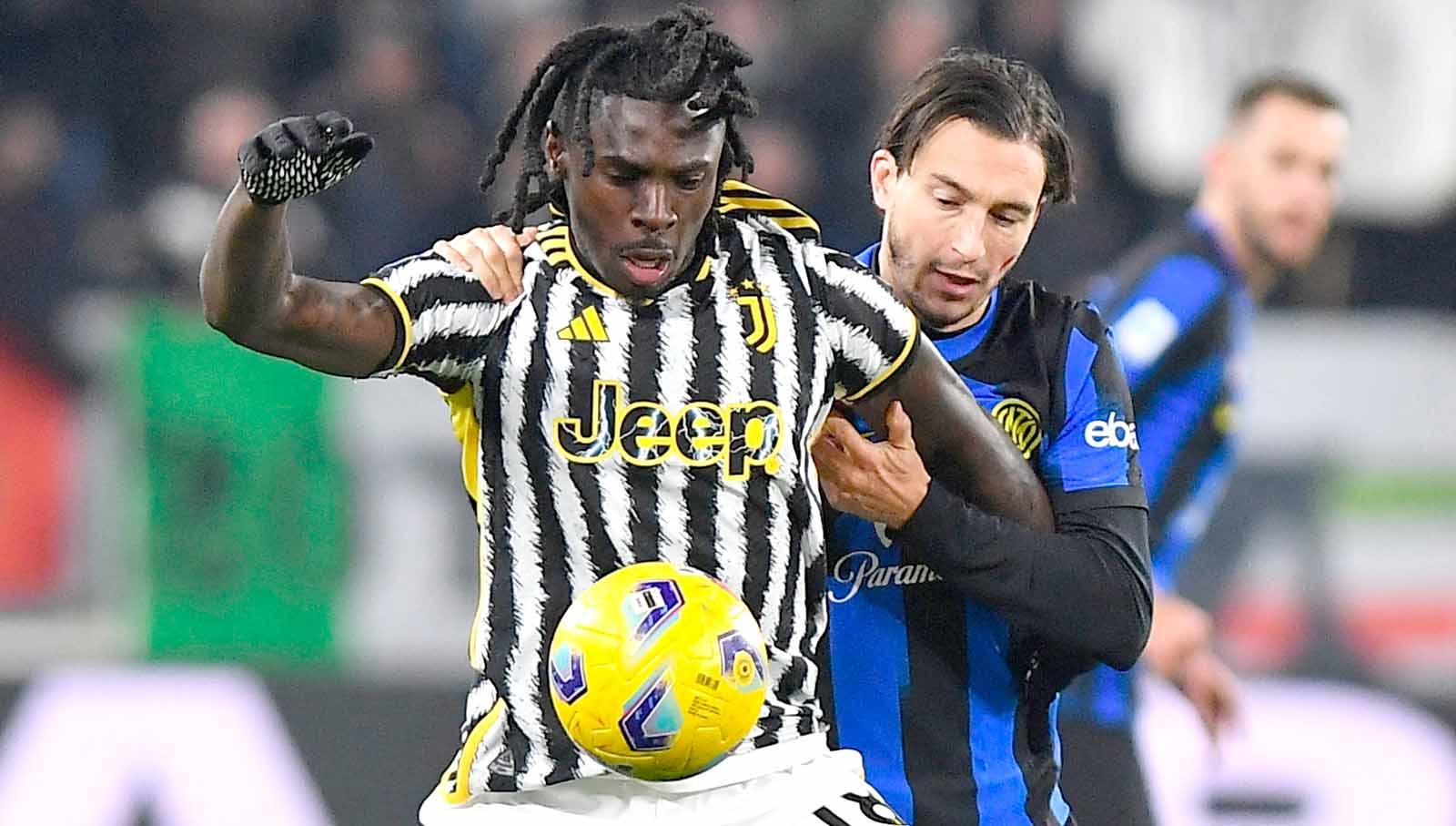 Moise Kean dan Matteo Darmian berduel untuk berebut balo pada laga Serie A Italia di Stadion Allianz, Italia, Minggu (26/11/23). (Foto: REUTERS/Massimo Pinca)