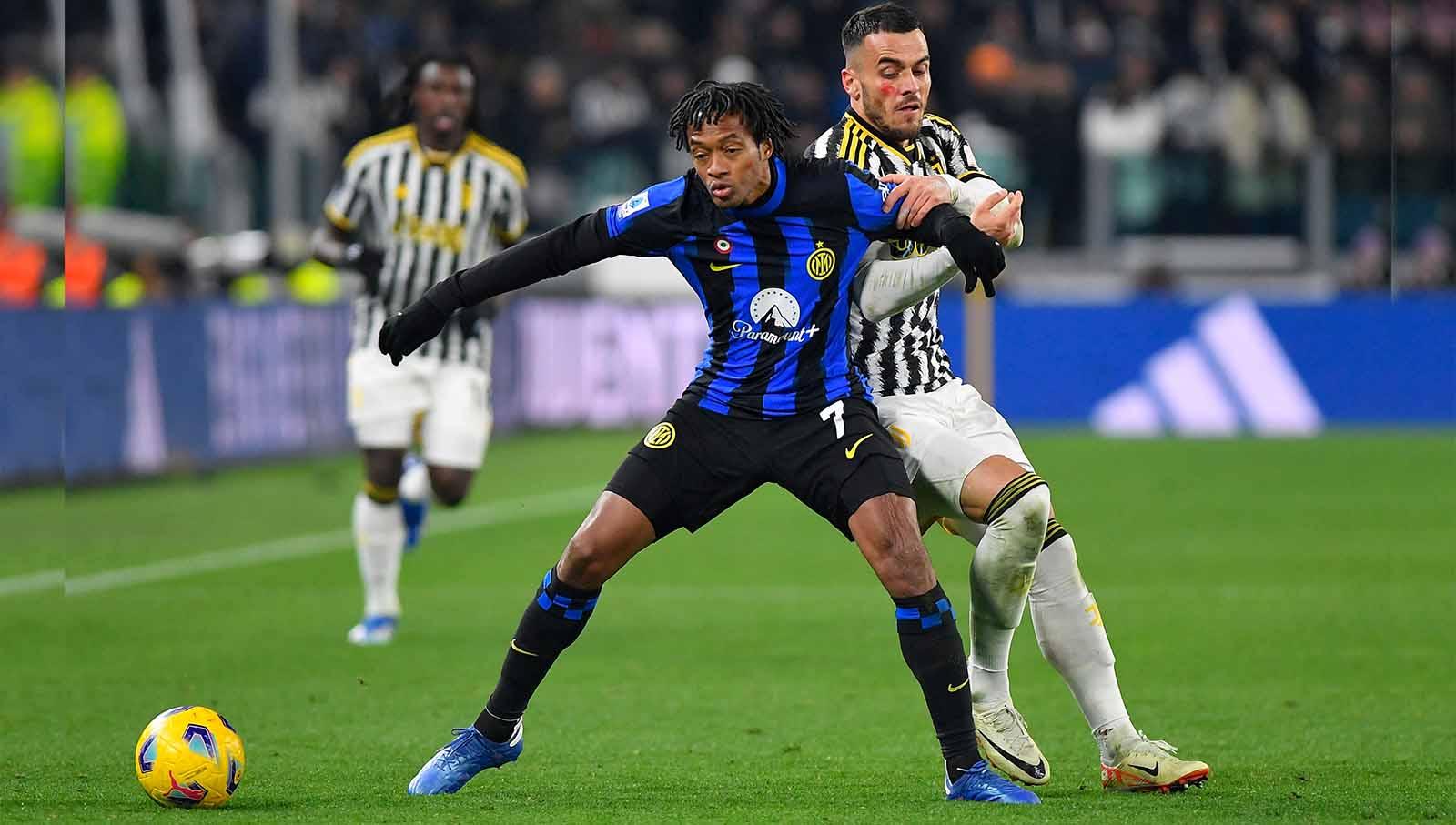 Juan Cuadrado dan Filip Kostic saat berebut bola pada laga Serie A Italia di Stadion Allianz, Italia, Minggu (26/11/23). (Foto: REUTERS/Massimo Pinca)