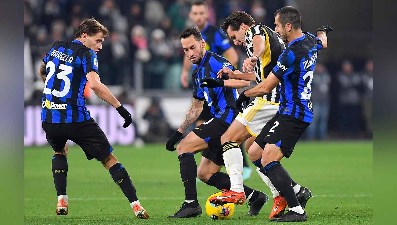 Federico Chiesa berusaha untuk merebut bola dari penjagaan Hakan Calhanoglu dan Henrikh Mkhitaryan pada laga Serie A Italia di Stadion Allianz, Italia, Minggu (26/11/23). (Foto: REUTERS/Massimo Pinca)