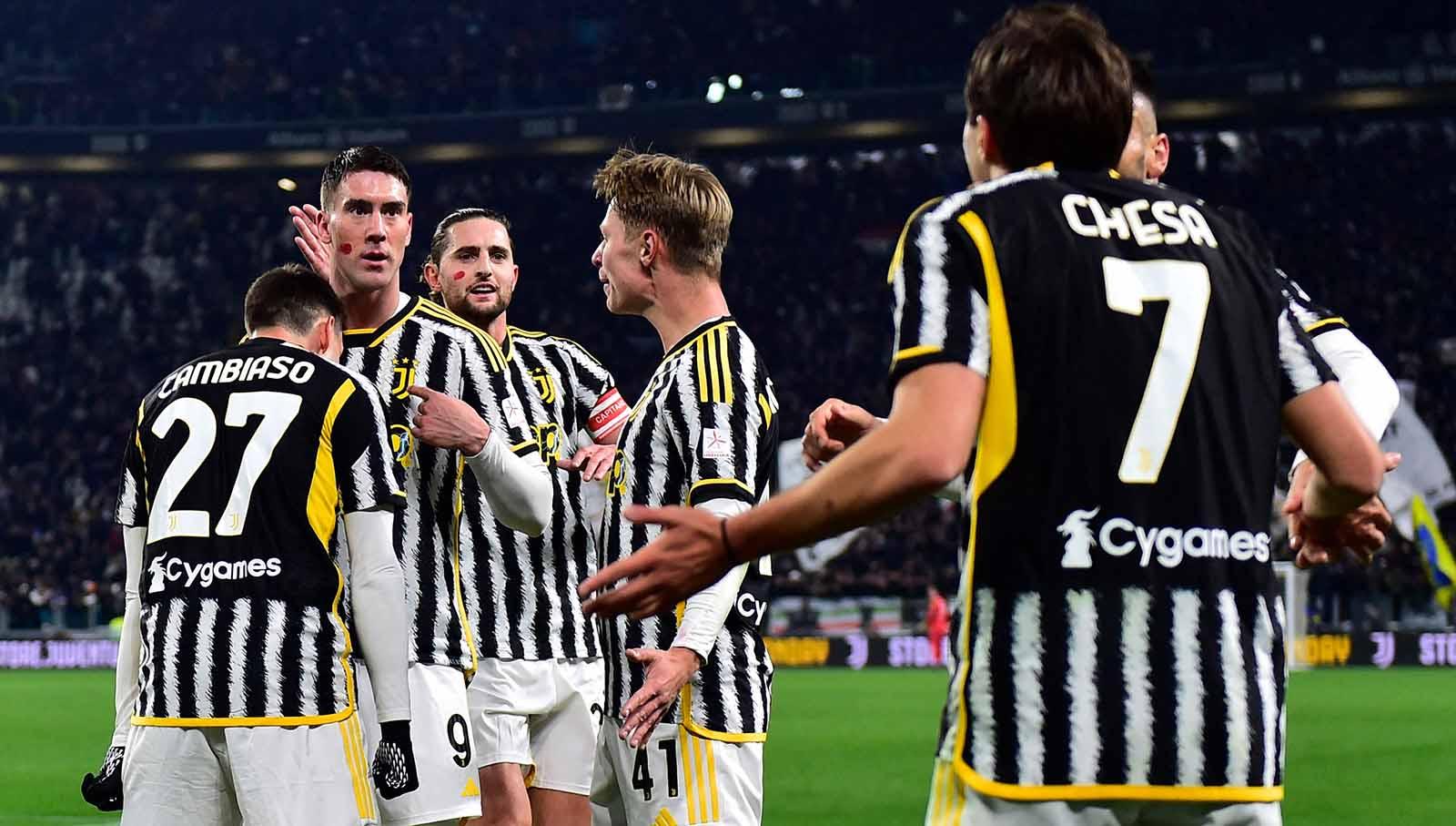 Dusan Vlahovic merayakan gol bersama rekan-rekan tim Andrea Cambiaso, Adrien Rabiot, Hans Nicolussi Caviglia dan Federico Chiesa pada laga Serie A Italia di Stadion Allianz, Italia, Minggu (26/11/23). (Foto: REUTERS/Massimo Pinca)