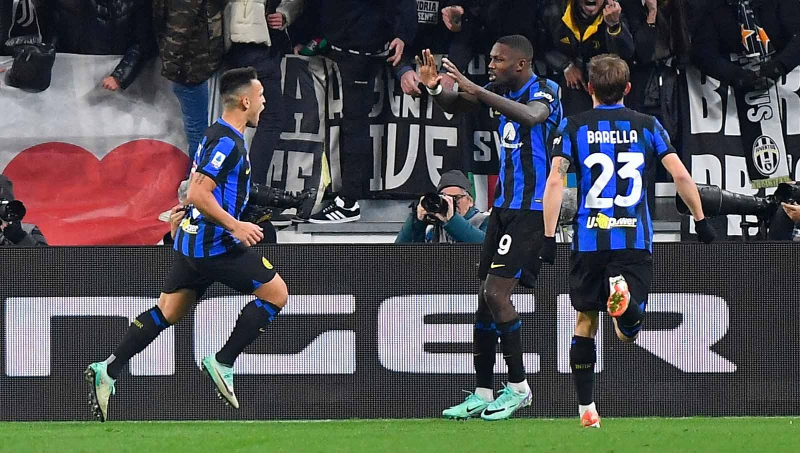 Selebrasi Lautaro Martinez mencetak gol bersama rekan tim Marcus Thuram pada laga Serie A Italia di Stadion Allianz, Italia, Minggu (26/11/23). (Foto: REUTERS/Massimo Pinca)