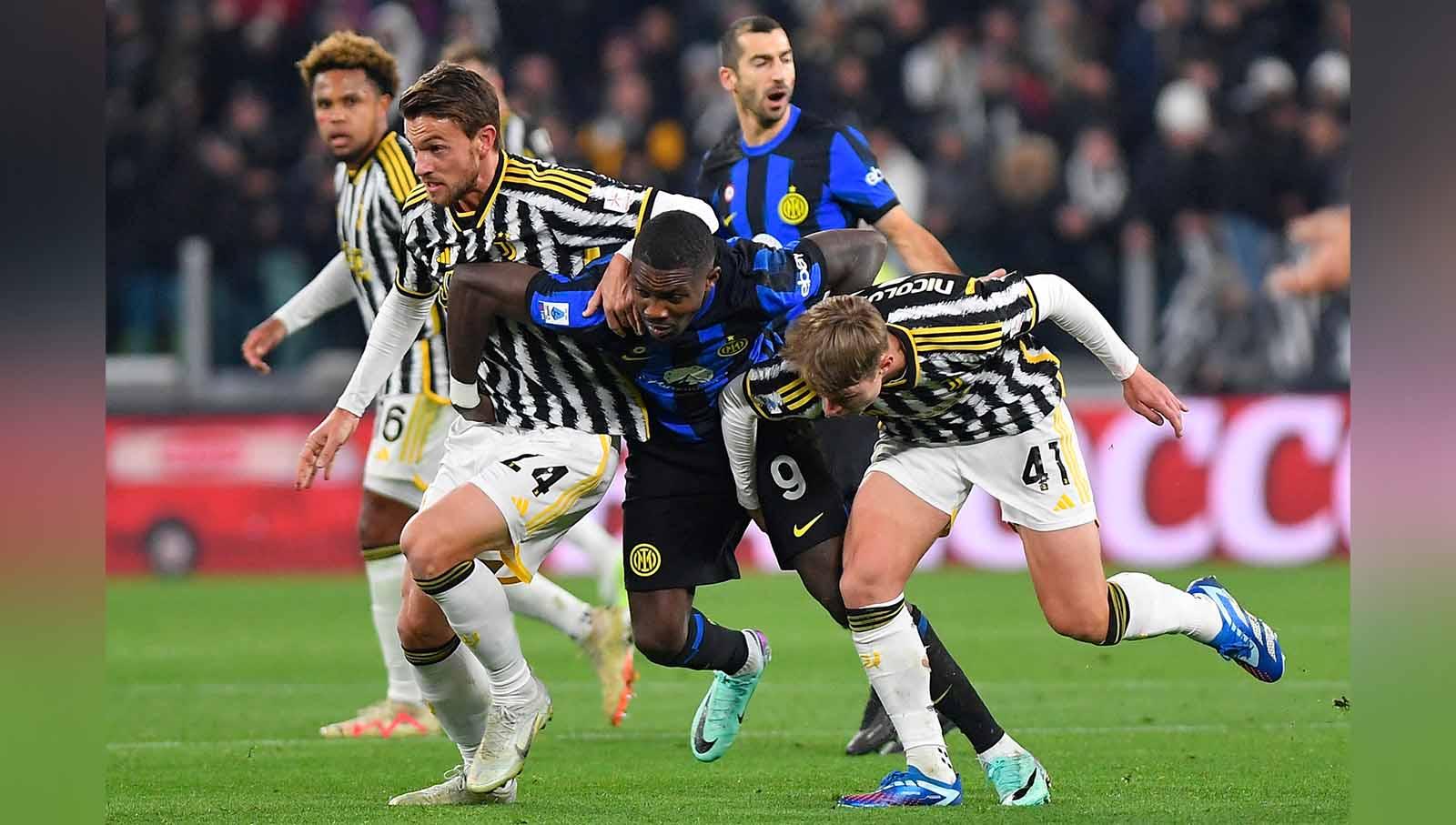 Marcus Thuram saat berduel berebut bola dengan dua pemain Juventus Daniele Rugani dan Hans Nicolussi Caviglia pada laga Serie A Italia di Stadion Allianz, Italia, Minggu (26/11/23). (Foto: REUTERS/Massimo Pinca)