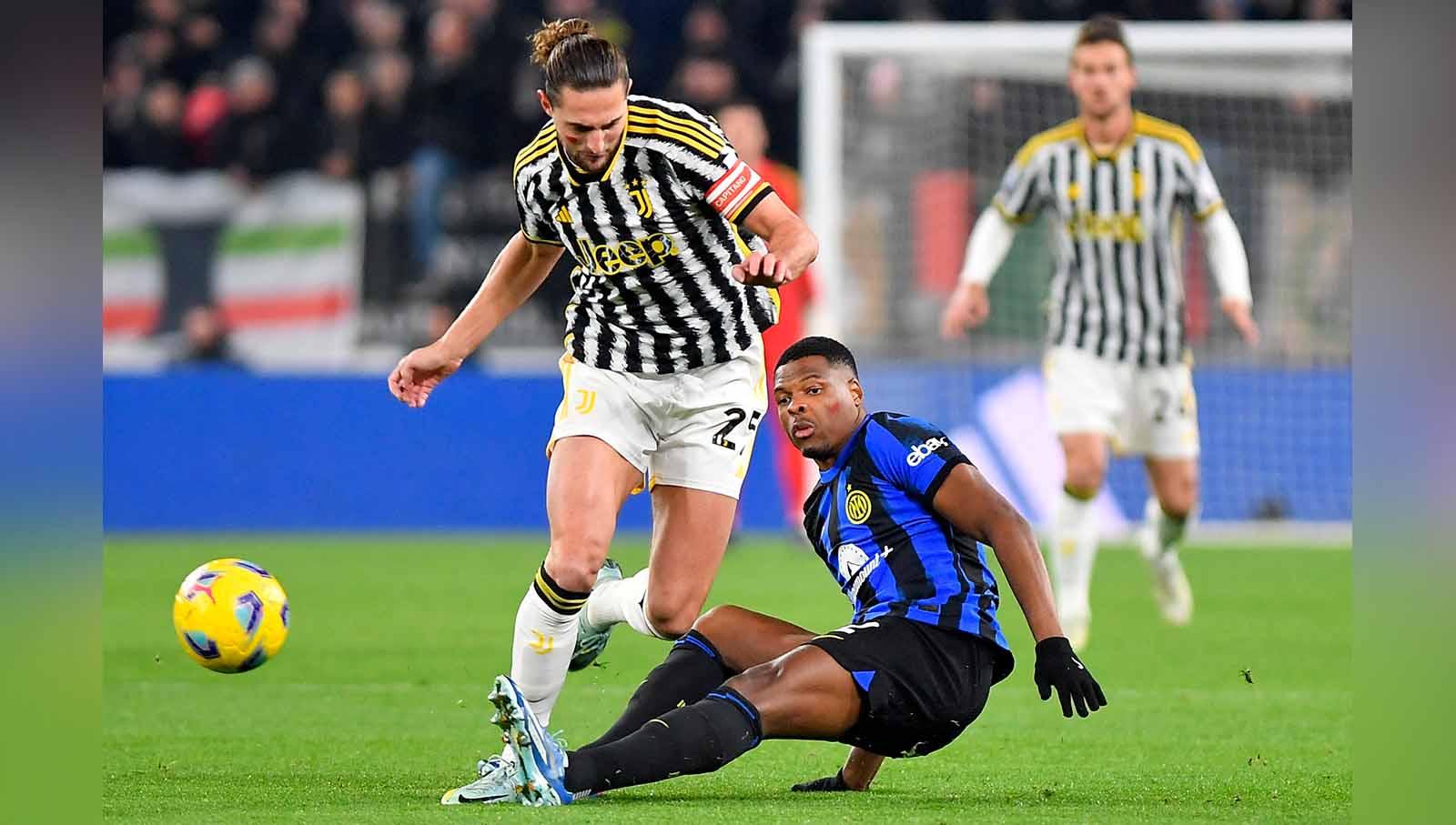 Aksi Adrien Rabiot lepas dari sleding pemain Inter Denzel Dumfries pada laga Serie A Italia di Stadion Allianz, Italia, Minggu (26/11/23). (Foto: REUTERS/Massimo Pinca)