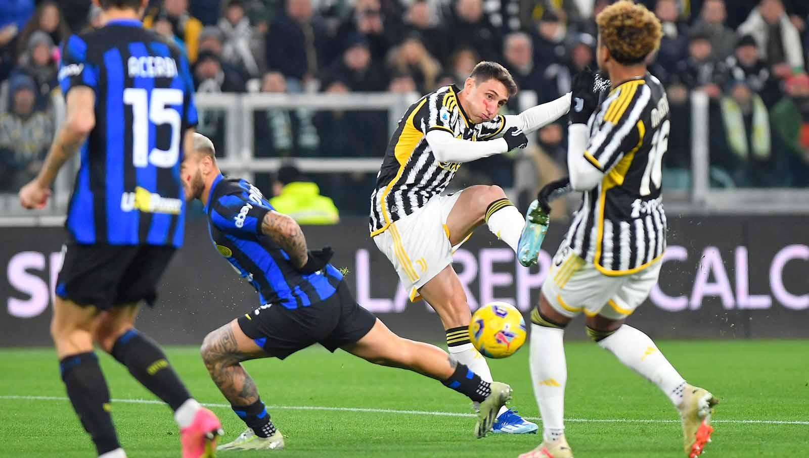 Andrea Cambiaso melepaskan tendangan ke gawang Inter melewati Federico Dimarco pada laga Serie A Italia di Stadion Allianz, Italia, Minggu (26/11/23). (Foto: REUTERS/Massimo Pinca)