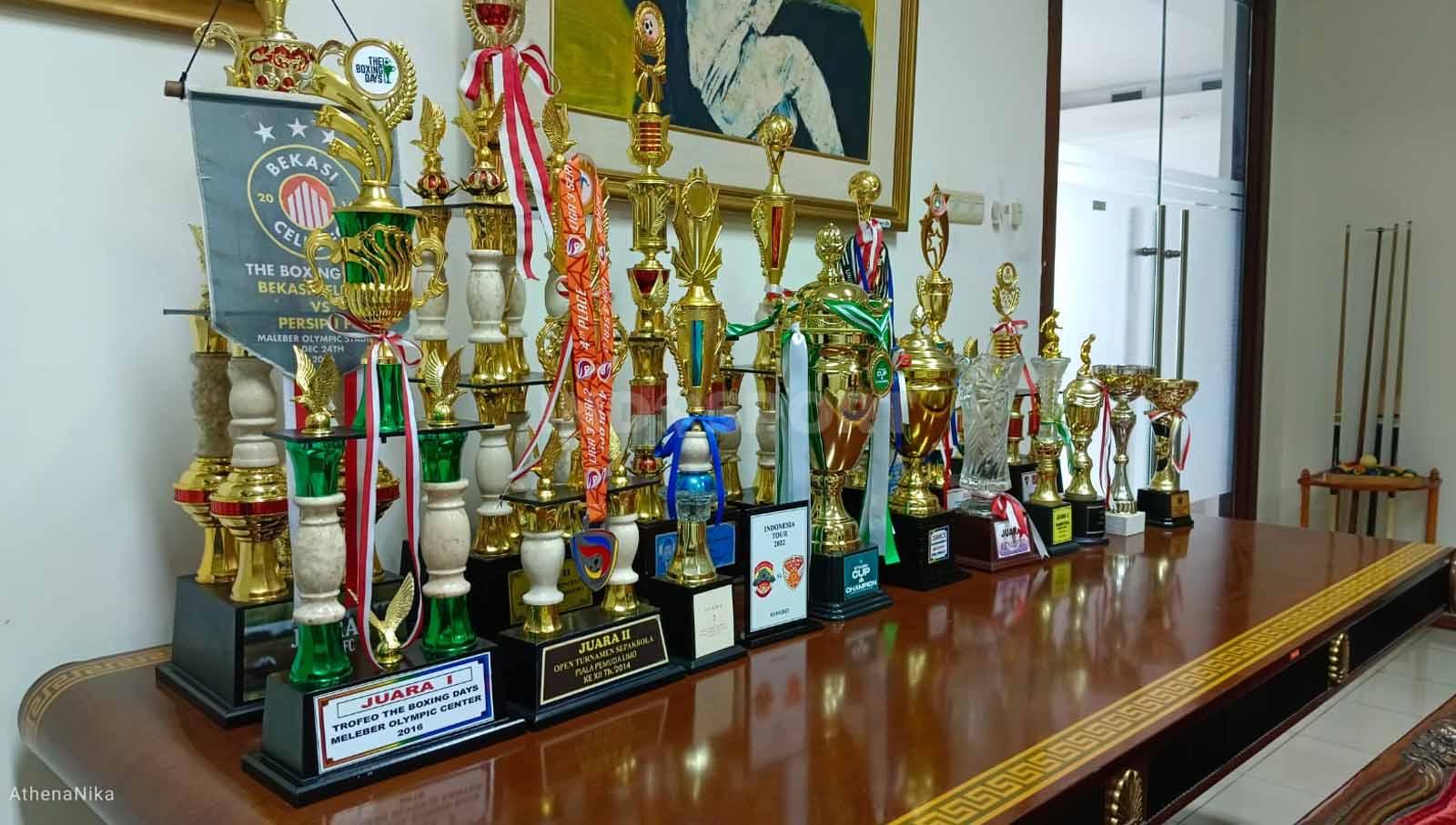 Pojok piala Persipu FC yang berisikan prestasi sepanjang eksistensi di kancah sepak bola nasional sejak berdiri pada 2019. (Foto: Indra Citra Sena/INDOSPORT)