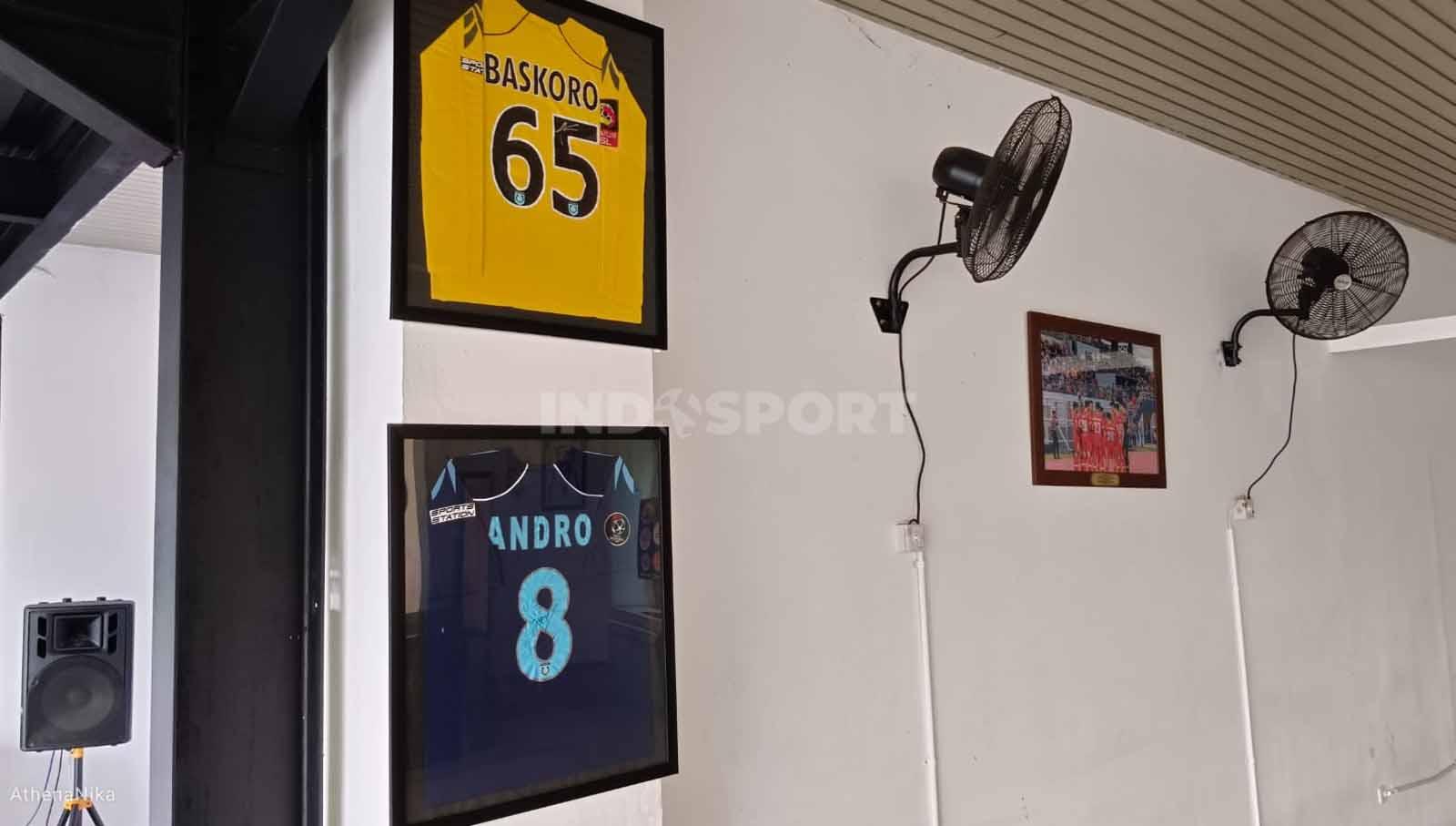 Jersey Andrew Baskoro dipajang di salah satu ruangan kantor Persipu FC. Dia tercatat sebagai kiper Persela Lamongan periode 2009-2010. (Foto: Indra Citra Sena/INDOSPORT)