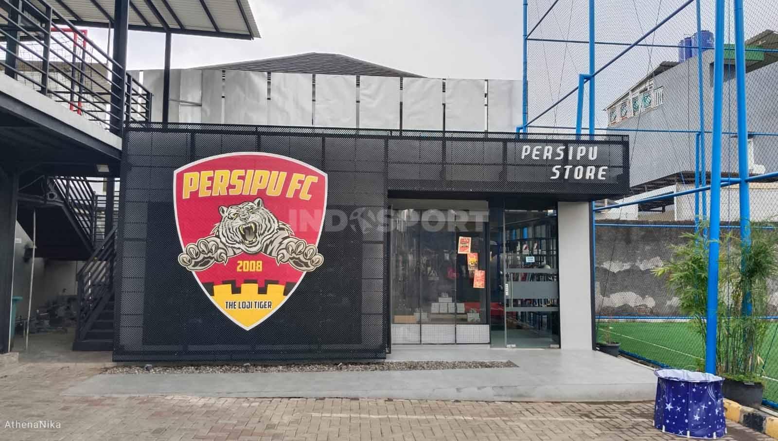 Official store Persipu FC yang letaknya bersebelahan dengan lapangan latihan di Jalan Ampera, Jakarta Selatan. (Foto: Indra Citra Sena/INDOSPORT)