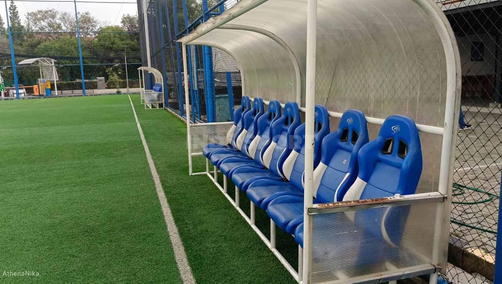 Lapangan latihan Persipu FC menggunakan rumput sintetis. Terdapat dua bench yang tampak terawat karena juga disewakan untuk umum. (Foto: Indra Citra Sena/INDOSPORT)
