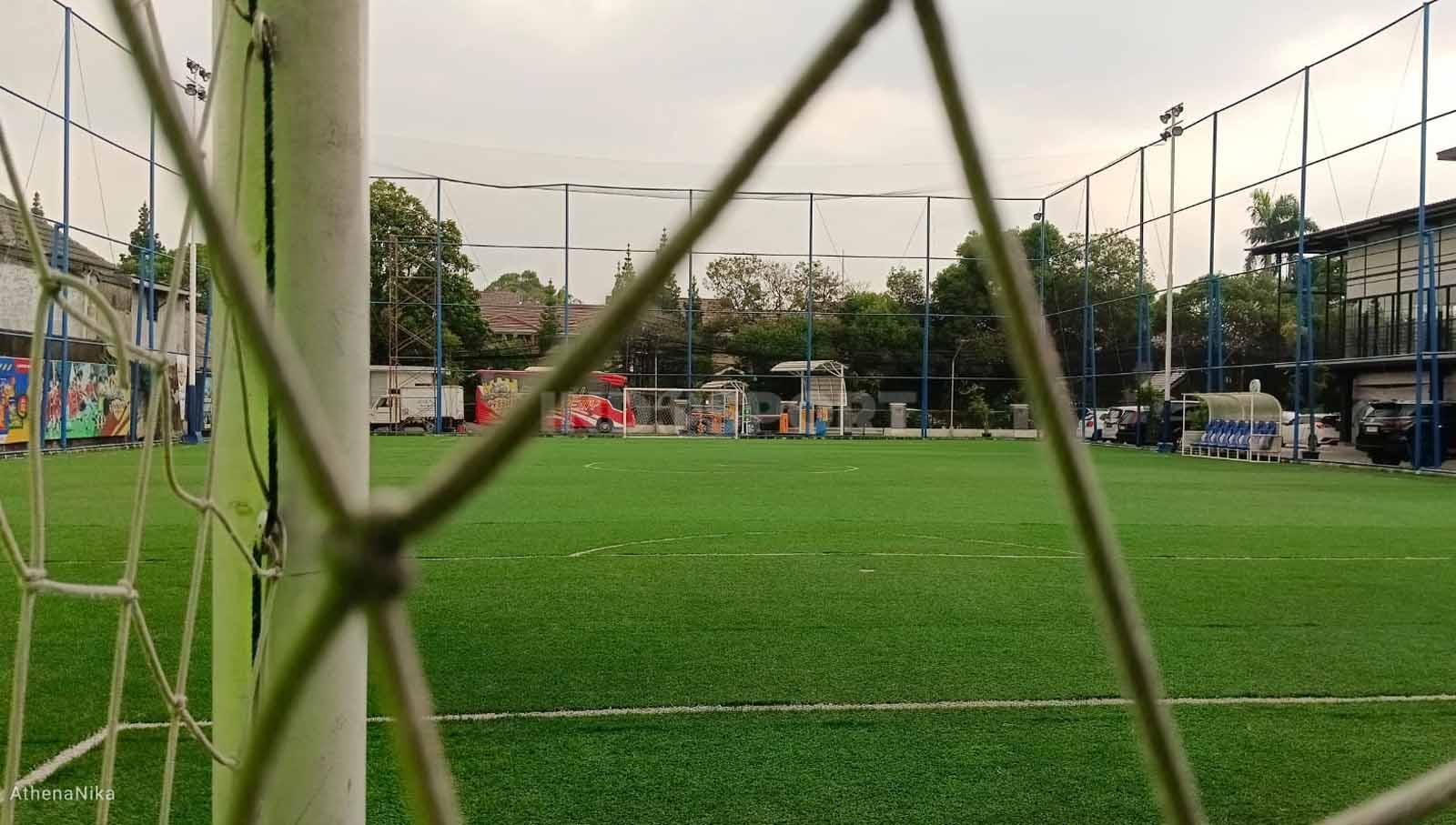 Pemandangan lapangan latihan klub Liga 3 asal Depok, Persipu FC, dari salah satu sudut gawang. (Foto: Indra Citra Sena/INDOSPORT)