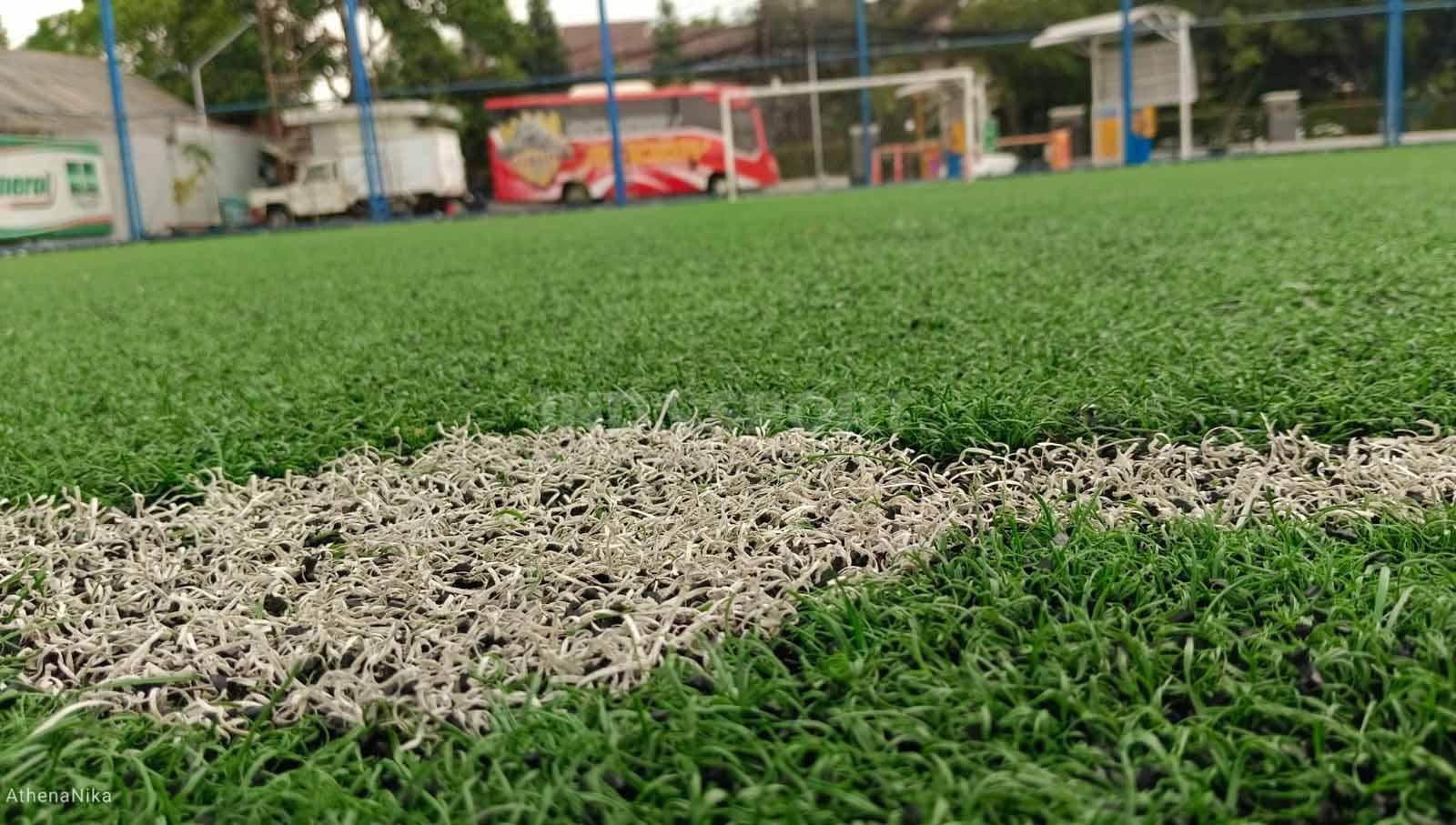 Rumput sintetis digunakan untuk menekan biaya perawatan. Persipu FC berlatih setiap pagi dalam rangka menyambut kick-off Liga 3 di Stadion Merpati Depok, 4 Desember mendatang. (Foto: Indra Citra Sena/INDOSPORT)