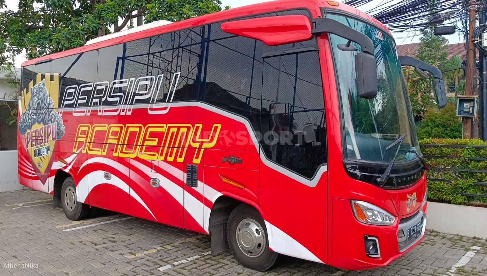 Bus Persipu FC yang digunakan sebagai sarana transportasi tim menuju stadion dan lokasi lain kala melakoni laga uji coba menjelang kick-off Liga 3. (Foto: Indra Citra Sena/INDOSPORT)
