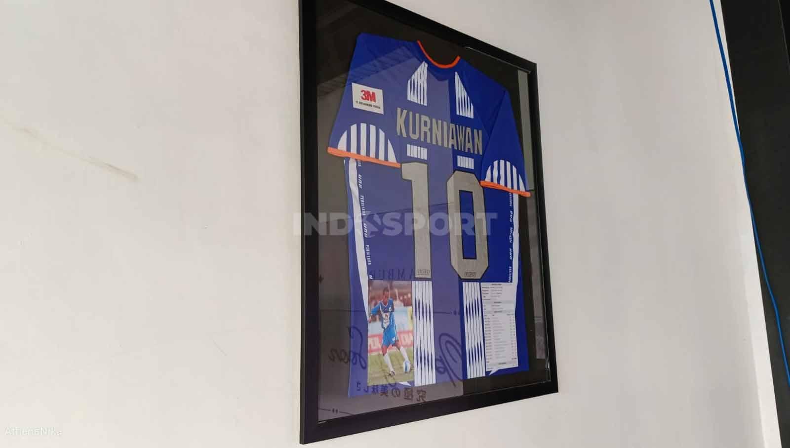 Jersey kenang-kenangan dari legenda timnas Indonesia, Kurniawan Dwi Yulianto, yang dipajang di salah satu ruangan kantor Persipu FC. (Foto: Indra Citra Sena/INDOSPORT)