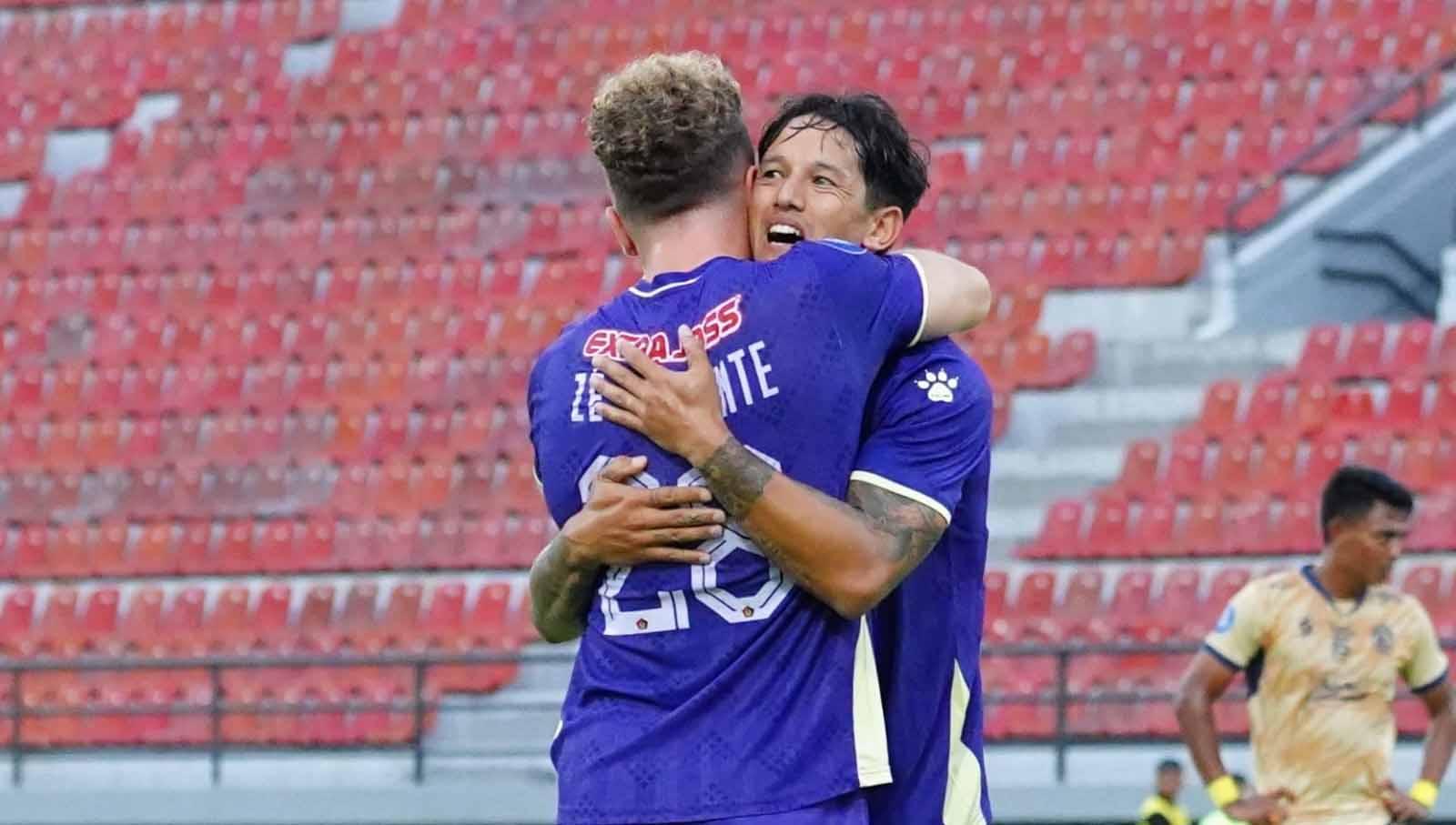 Selebrasi Irfan Bachdim dan Ze Valente di debut Arema FC vs Persik pada laga BRI Liga 1 di Stadion  Kapten I Wayan Dipta (Gianyar), Senin (27/11/23). (Foto: MO Persik Kediri) Copyright: MO Persik Kediri