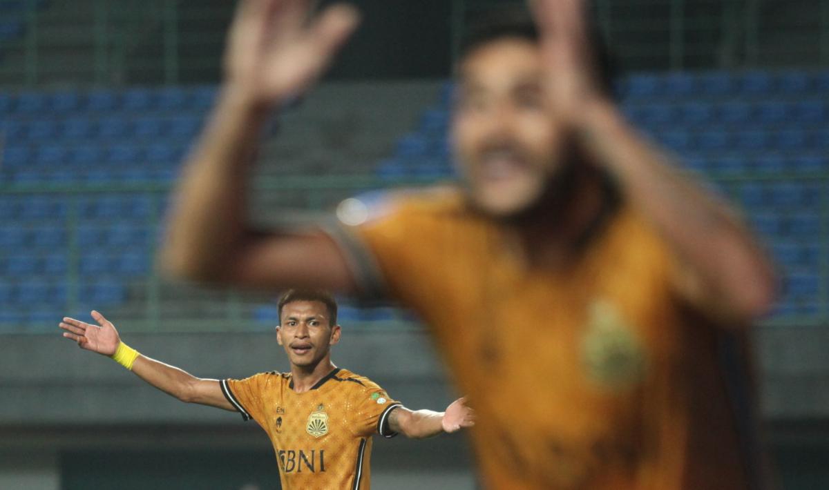 Ekspresi kecewa striker Bhayangkara FC, Osvaldo Haay usai golnya ke gawang Persija dinyatakan offside oleh wasit pada laga Liga 1 2023/2024 pekan ke-20 di Stadion Patriot, Senin (27/11/23).