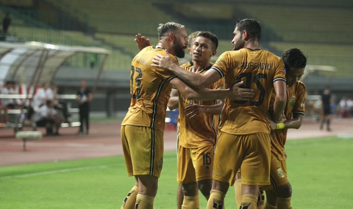 Selebrasi para pemain Bhayangkara FC usai kapten mereka Mati Mier usai cetak gol ke gawang Persija pada laga Liga 1 2023/2024 pekan ke-20 di Stadion Patriot, Senin (27/11/23).