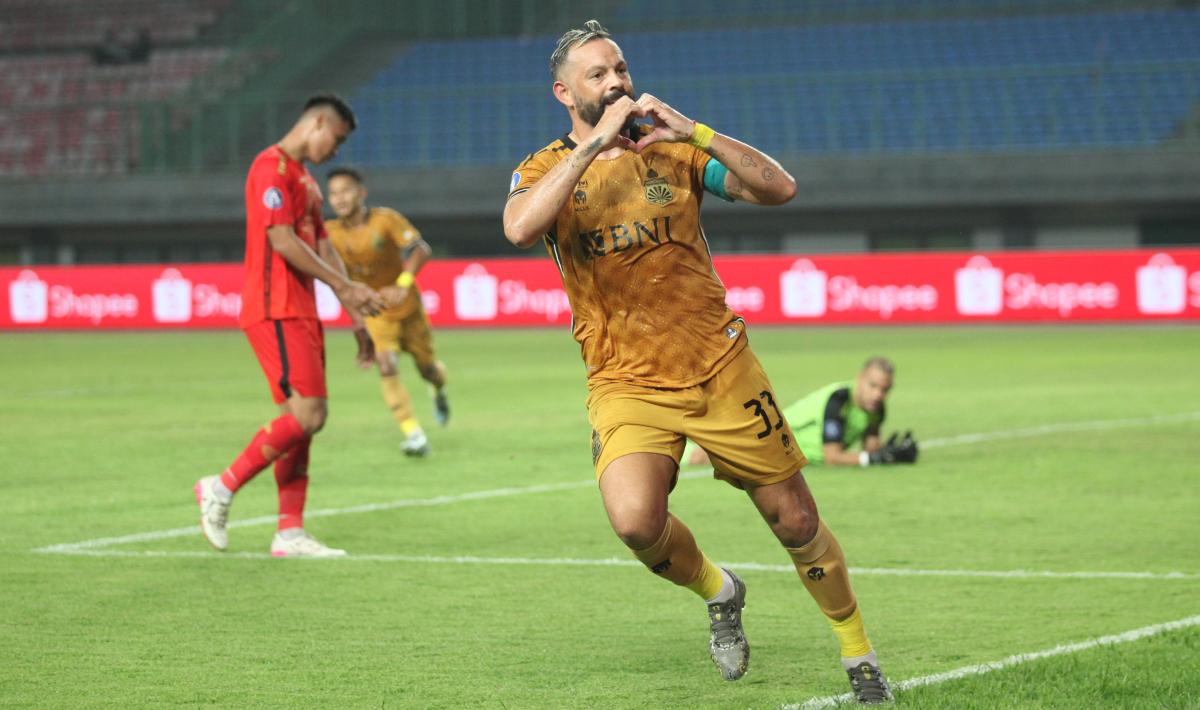 Selebrasi pemain Bhayangkara FC, Mati Mier usai cetak gol ke gawang Persija pada laga Liga 1 2023/2024 pekan ke-20 di Stadion Patriot, Senin (27/11/23).