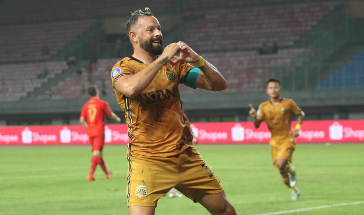 Selebrasi pemain Bhayangkara FC, Mati Mier usai cetak gol ke gawang Persija pada laga Liga 1 2023/2024 pekan ke-20 di Stadion Patriot, Senin (27/11/23).