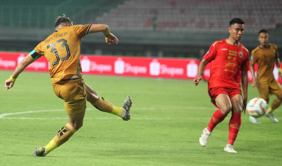 Proses terjadinya gol Bhayangkara FC ke gawang Persija oleh Mati Mier pada laga Liga 1 2023/2024 pekan ke-20 di Stadion Patriot, Senin (27/11/23).