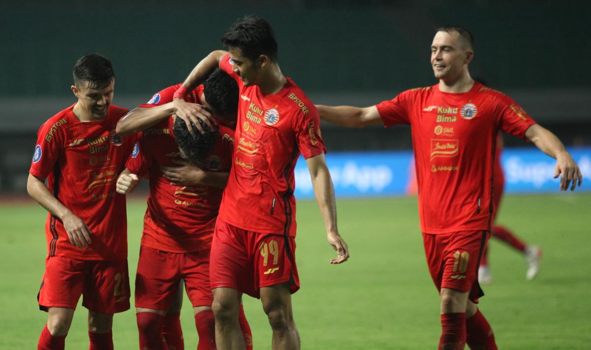 Selebrasi para pemain Persija usai Ryo Matsumura cetak gol ke gawang Bhayangkara FC pada laga Liga 1 2023/2024 pekan ke-20 di Stadion Patriot, Senin (27/11/23).