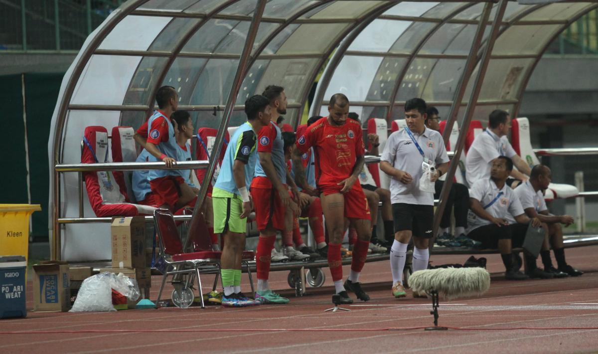 Striker baru Persija, Gustavo Almeida harus ditarik keluar karena cedera saat melawan Bhayangakara FC pada laga Liga 1 2023/2024 pekan ke-20 di Stadion Patriot, Senin (27/11/23).