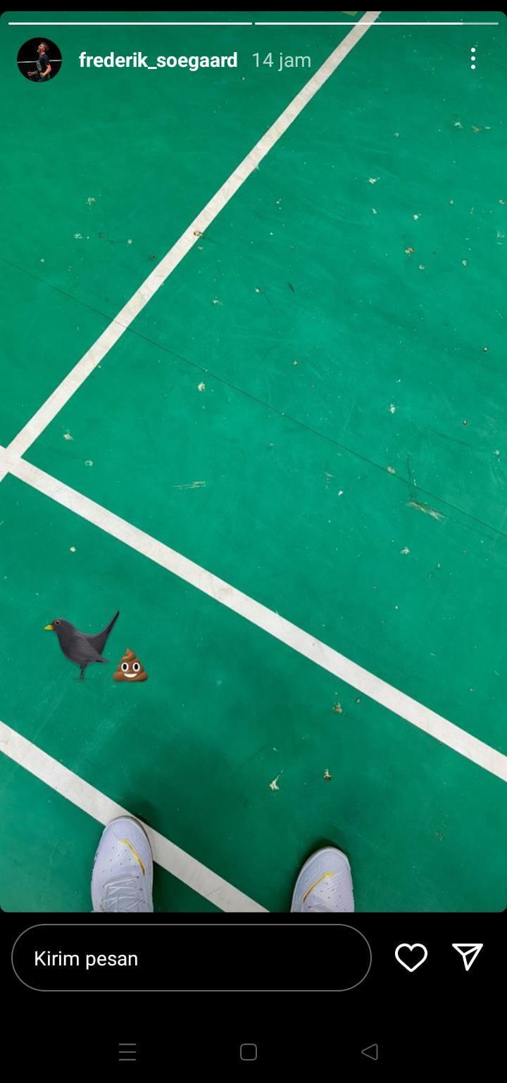 Atlet bulutangkis Denmark, Frederik Sogaard, keluhkan venue jorok di Syed Modi India International 2023 yang penuh kotoran burung (instagram story @frederik_sogaard) Copyright: Instagram story @frederik_soegard