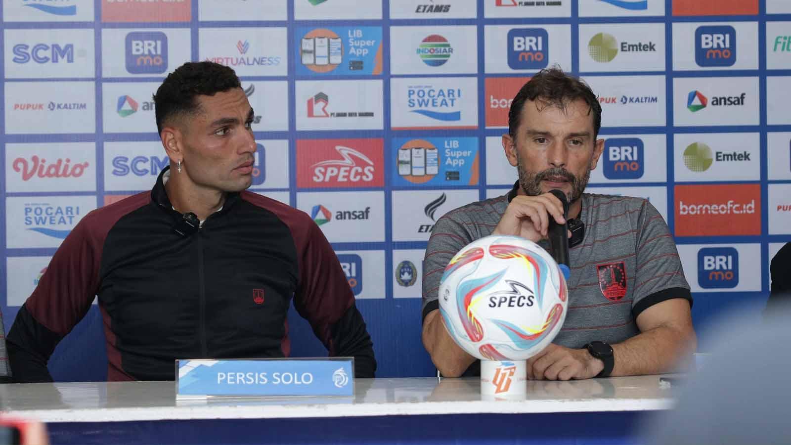 Pelatih Persis Solo, Leonardo Medina, ditemani Jaime Xavier dalam jumpa pers di Liga 1 2023-2024. (Foto: MO Persis Solo) - INDOSPORT